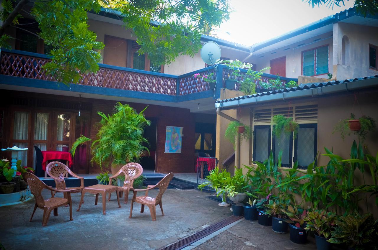 Lake View The Tourist Guest House Anuradhapura Ngoại thất bức ảnh