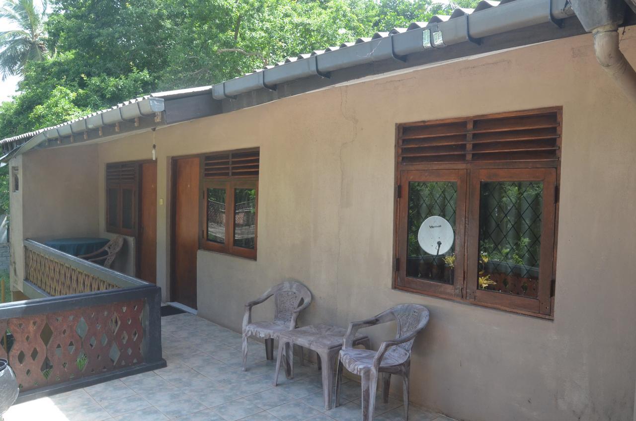Lake View The Tourist Guest House Anuradhapura Ngoại thất bức ảnh
